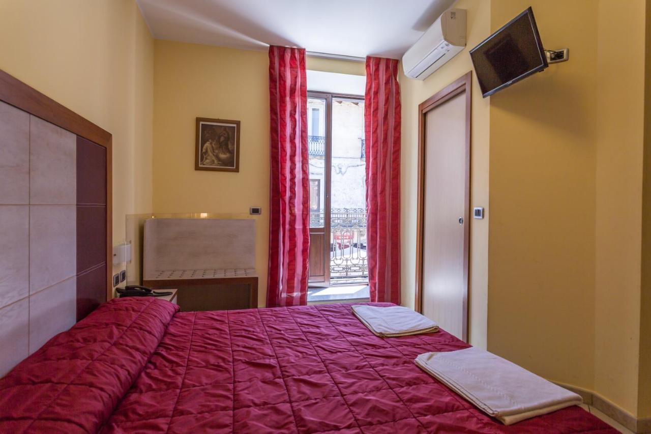 Hotel Conte Ruggero セッラ・サン・ブルーノ エクステリア 写真