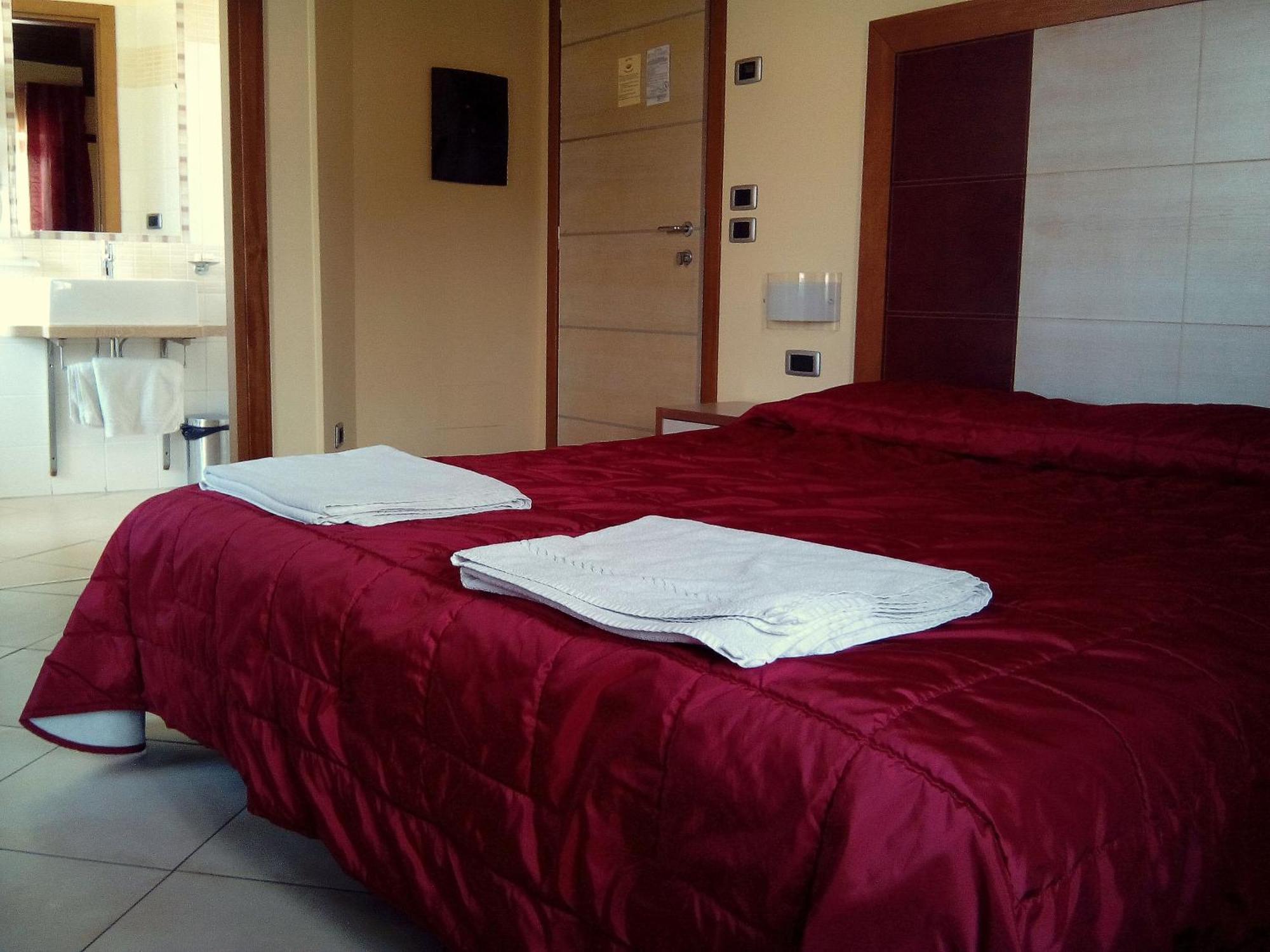 Hotel Conte Ruggero セッラ・サン・ブルーノ 部屋 写真