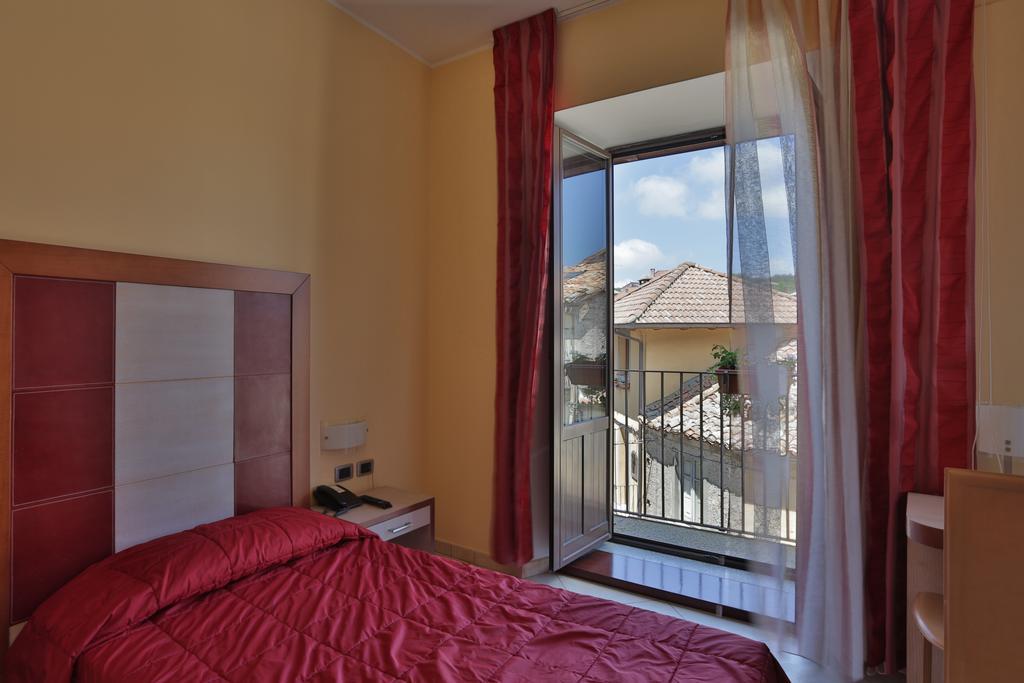 Hotel Conte Ruggero セッラ・サン・ブルーノ 部屋 写真