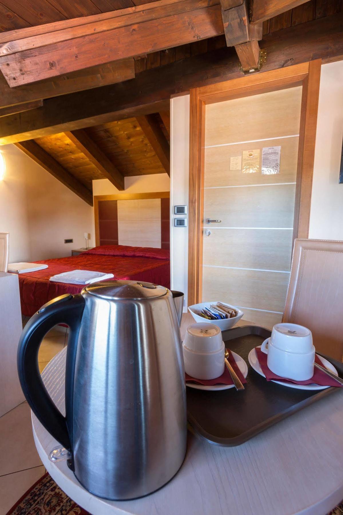Hotel Conte Ruggero セッラ・サン・ブルーノ エクステリア 写真