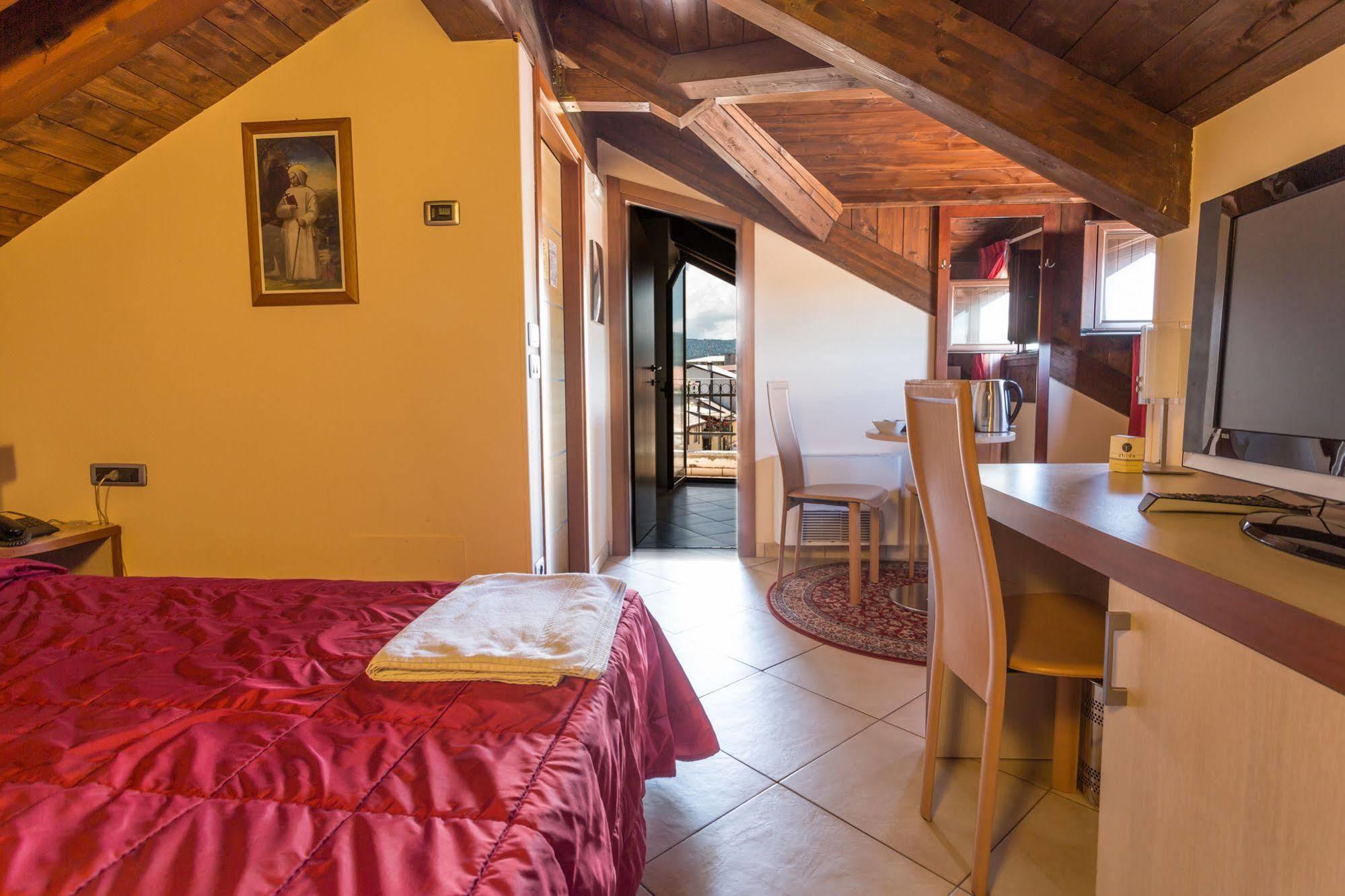 Hotel Conte Ruggero セッラ・サン・ブルーノ エクステリア 写真