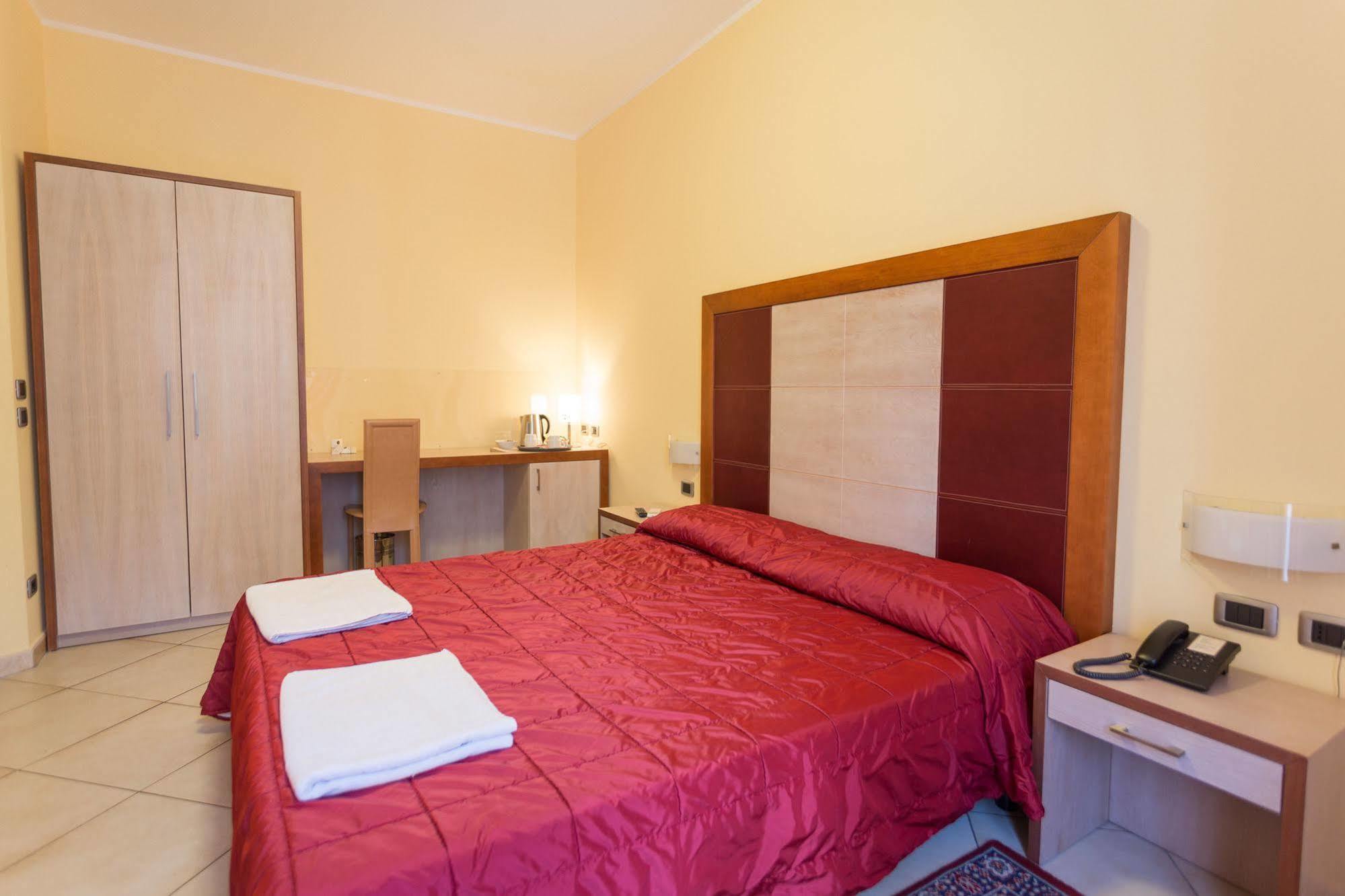 Hotel Conte Ruggero セッラ・サン・ブルーノ エクステリア 写真