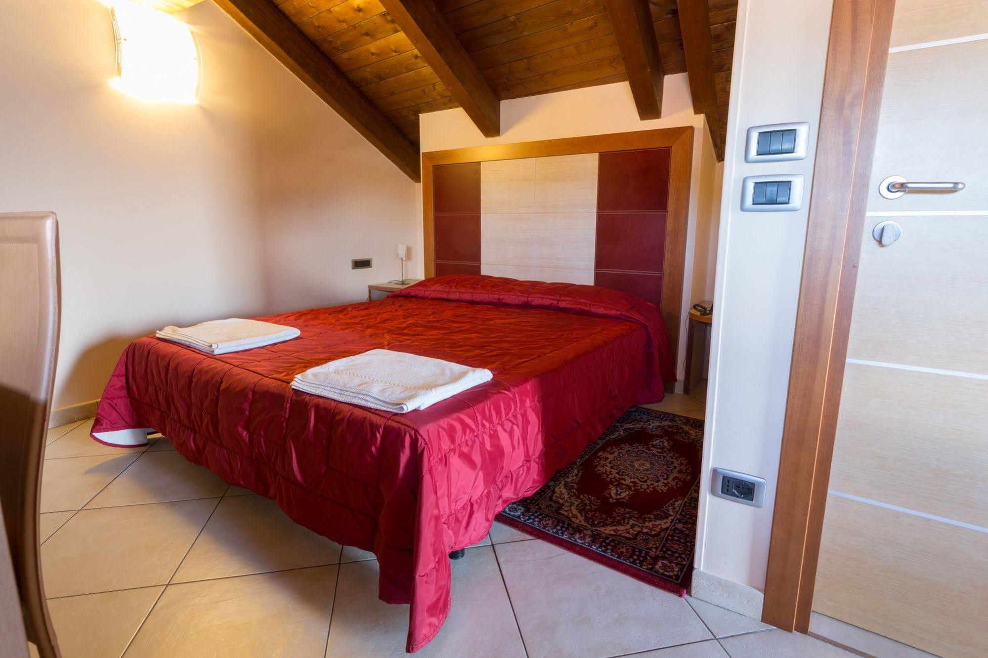Hotel Conte Ruggero セッラ・サン・ブルーノ エクステリア 写真